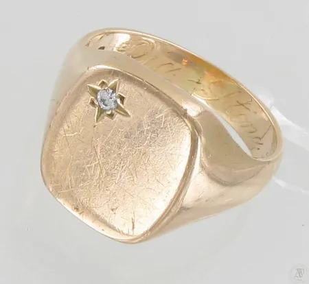 Kantasormus timantilla 1xn.0.05ct, kaiverrettu, käytön jälkiä, 585, paino 16,6g Paino: 16,6 g