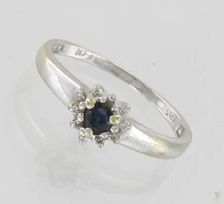 Sinisafiirisormus timanteilla 10xn.0.005ct, koko 16, 585 valkokulta, paino 1,7g Paino: 1,7 g