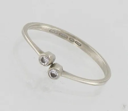 Viallinen timanttisormus 2xn.0.01ct, 585 valkokulta paino 0,8g Paino: 0,8 g