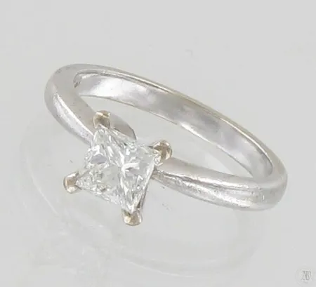 Timanttisormus 1xn.0.65ct (Princess), koko 15¼, 750 valkokulta, paino 3,3g Paino: 3,3 g