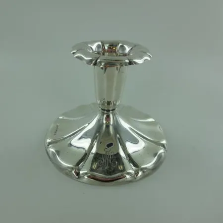 Kynttilänjalka, kaiverrettu, korkeus 70mm, 813br, paino 97,6g Paino: 97,6 g