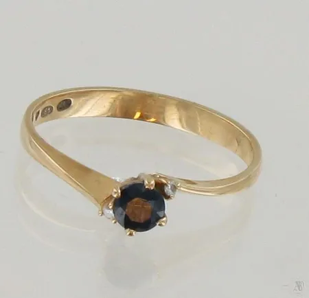 Sinisafiirisormus timanteilla 2xn.0.005ct, koko 17½, 585br, paino 1,7g Paino: 1,7 g