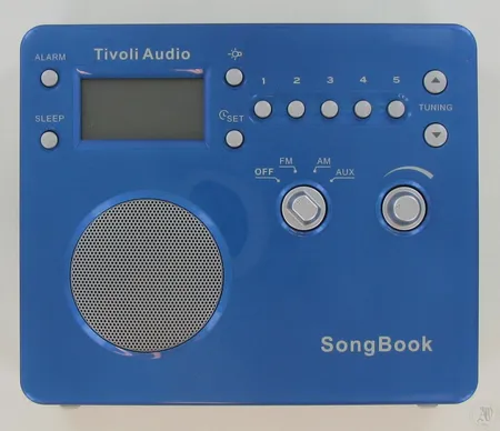 Herätyskello-matkaradio AM/FM Tivoli Audio SongBook ja virtajohto