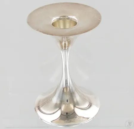 Kynttilänjalka Trumpetti, design Tapio Wirkkala, kaiverrettu, 830br, paino 160,2g Paino: 160,2 g