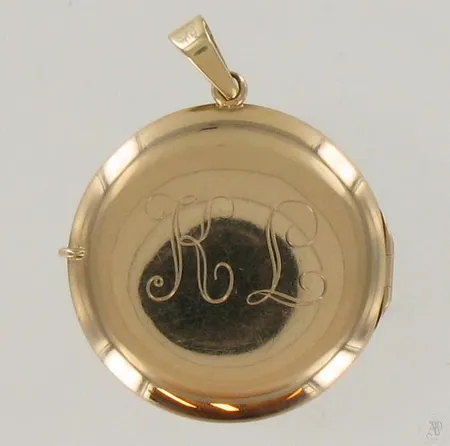 Medaljonki, kaiverrettu, korkeus 37mm, 585, paino 5,7g Paino: 5,7 g