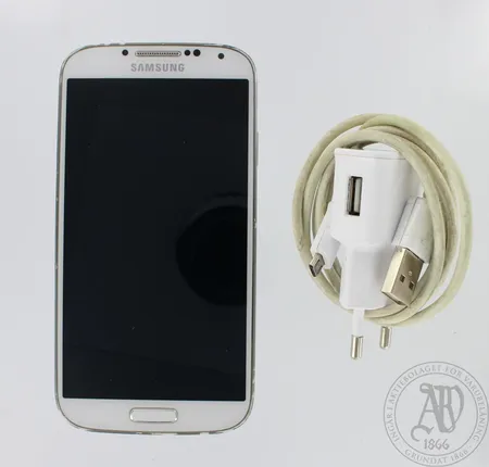 Matkapuhelin Samsung Galaxy S 5, käytön jälkiä, laturi kulunut