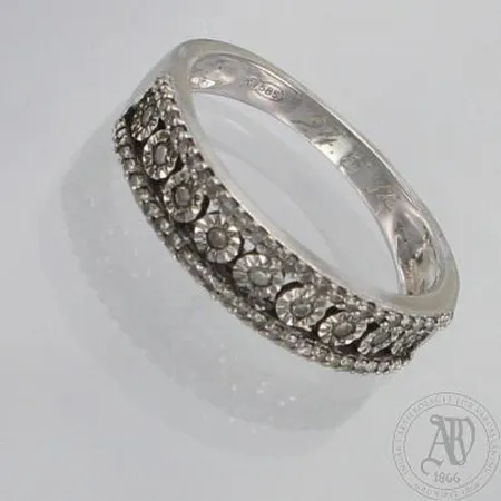 Timanttisormus 9xn.0.005ct 44xn.0.003ct ja sertifikaatti, kaiverrettu, 16½, koko, 585 valkokulta, paino 3,4g Paino: 3,4 g