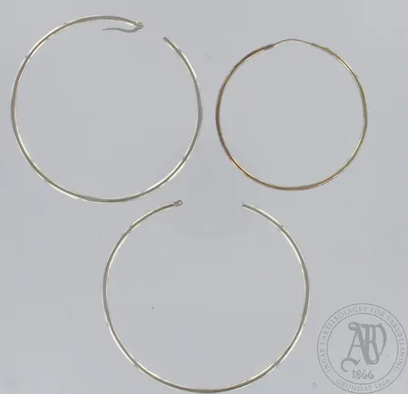 Viallisia korvakoruja, 830 ja 925, paino 10,6g Paino: 10,6 g