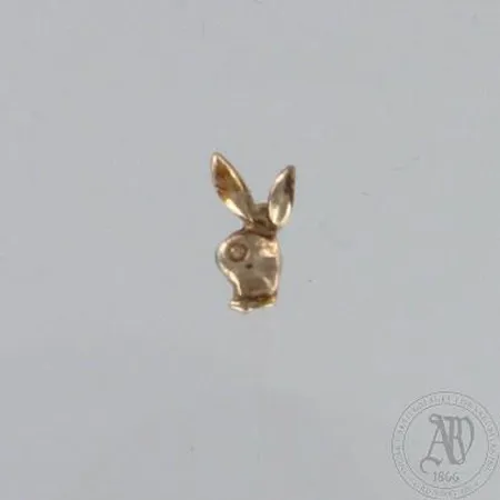 Playboy korvanappi, korkeus 10mm, 830, paino 0,5g Paino: 0,5 g