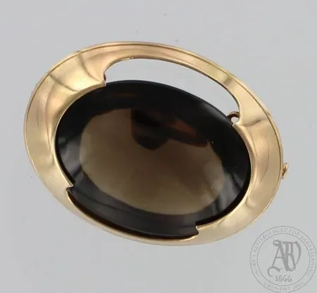 Kivirintaneula riipuslenkillä, Kalevala Koru 1963, kivi hieman löystynyt, kaiverrettu, leveys 40mm, 585br, paino 17,3g Paino: 17,3 g