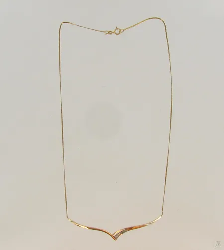 Timanttikaulakoru 3xn.0.005ct, kaiverrettu, pituus 44cm, 585, paino 3,0g Paino: 3   g