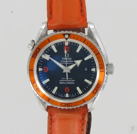 Omega Seamaster Planet Ocean, ref: 29085038, automaatti, taulun Ø 45mm, co-axial chronometri 600m/2000ft, sarjanumero 81129593, hihnan pituus 175mm, laatikko, todistukset ja manuaali