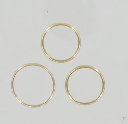 Kolme sileää sormusta, kaiverrettuja, koot 17½, 17½ ja 19¾, 585, paino 7,8g Paino: 7,8 g