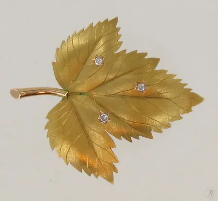 Rintakoru timanteilla 3xn.0.02ct, mitat 41x47, tekijän leima RJ, vuodelta 1951, 585, paino 6,3g Paino: 6,3 g