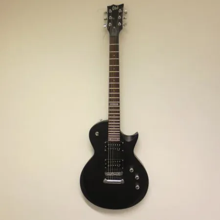 Sähkökitara ESP LTD EC-50, kaksi mikrofonien säätöruuvia puuttuu, pehmeä laukku. Nouto ainoastaan myymälästä!