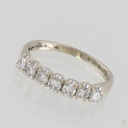 Timanttisormus 7xn.0.09ct, kaiverrettu, koko 17¼, 585 valkokulta, paino 2,4g Paino: 2,4 g