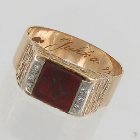 Kivikantasormus timanteilla 6xn.0.005ct, käytön jälkiä, kaiverrettu, koko 20, 585br, paino 5,7g Paino: 5,7 g