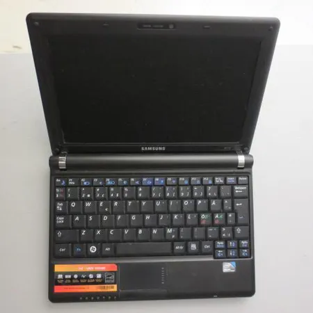Kannettava tietokone, Samsung N 110 ja laturi