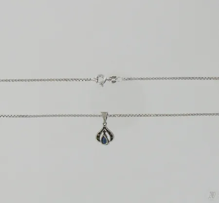 Venetsia-kaulaketju ja sinisafiiririipus timanteilla 6xn.0.005ct, ketjun pituus 50cm, riipuksen korkeus 17mm, 585br valkokulta, paino 5,6g Paino: 5,6 g