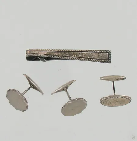 Kolme kalvosinnappia, 830, solmionpidin, leveys 58mm, 813, kaiverrettu, paino 21,2g Paino: 21,2 g