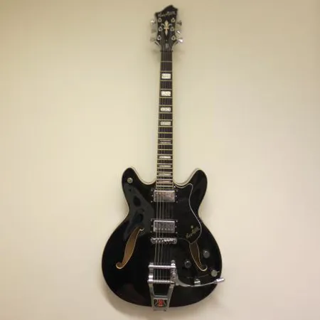 Sähkökitara Hagström Viking Deluxe, puoliakustinen, kova Hagströmin laukku. Nouto ainoastaan myymälästä!