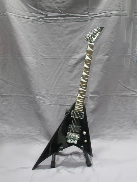 Sähkökitara Jackson Pro Series Rhoads, käytön jälkiä, kova kantolaukku. Nouto ainoastaan myymälästä.