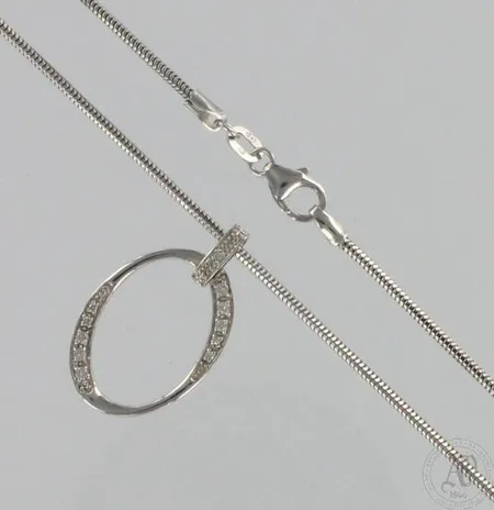 Timanttikaulakoru 11xn.0.005-0.02ct, pituus 42cm, riipuksen korkeus 25mm, 585 valkokulta, paino 5,3g Paino: 5,3 g