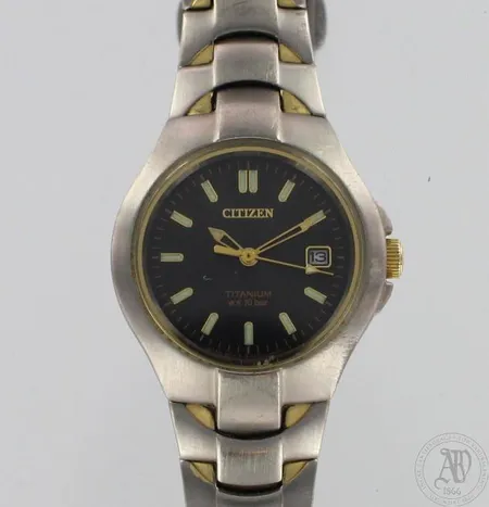 Teräsrannekello Citizen Titanium WR 10 bar, quartz,  taulun Ø 27mm, rannekkeen pituus 165mm, paristo loppunut