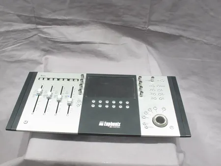 Multiefektilaite Avid Euphonix MC Control V2, virtajohto. Nouto ainoastaan myymälästä.