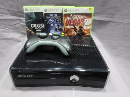 Xbox 360 250Gt, kolme peliä, kaksi headsettiä ja yksi ohjain. Takuu voimassa joulukuu 2017 asti