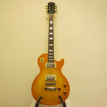 Sähkökitara Epiphone Les Paul model by Gibson, sarjanumero I000926649, käytön jälkiä ja kaiutinswitchi viallinen, pehmeä laukku. Nouto ainoastaam myymälästä.