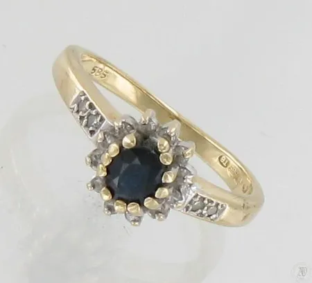 Viallinen sinisafiirisormus timanteilla 16xn.0.005-0.01ct, koko 15½, 585br, paino 2,3g Paino: 2,3 g