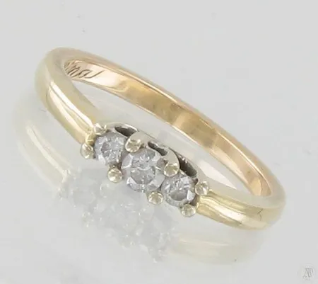 Timanttisormus 1xn.0.13ct 2xn.0.06ct, kaiverrettu, koko 17½, 585, paino 3,6g Paino: 3,6 g