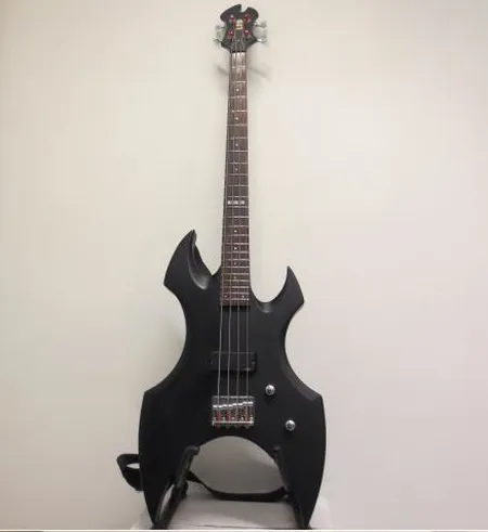 Sähköbasso LTD AX-54, sarjanumero l0809605, made in China, pieniä naarmuja takakannessa, kova laukku. Nouto ainoastaan myymälästä.
