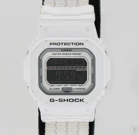 Rannekello G-shock Protection, käytön jälkiä, taulun mitat 45x45mm, rannekkeen koko muunneltava