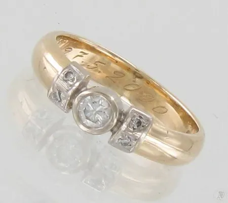 Timanttisormus 1xn.0.12ct 4xn.0.01ct, kaiverrettu, koko 17, 585, paino 3,7g Paino: 3,7 g