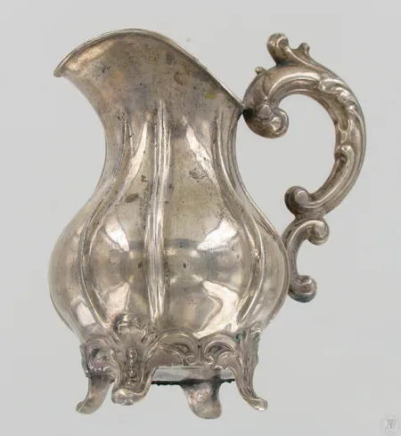 Kannu, käytön jälkiä, korkeus 150mm, vuodelta 1879, hopealeimalla 13L, tekijäleima Wilhelm Pettersson, Turku, paino 105,4g Paino: 105,4 g