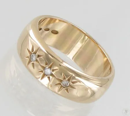 Timanttisormus 3xn.0.03ct, koko 18½, leveys 7mm, 585, paino 9,8g Paino: 9,8 g