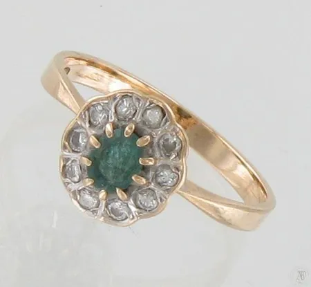 Kivisormus timanteilla 10xn.0.02ct, koko 17½, runko hieman vääntynyt, 585br, paino 2,0g Paino: 2   g