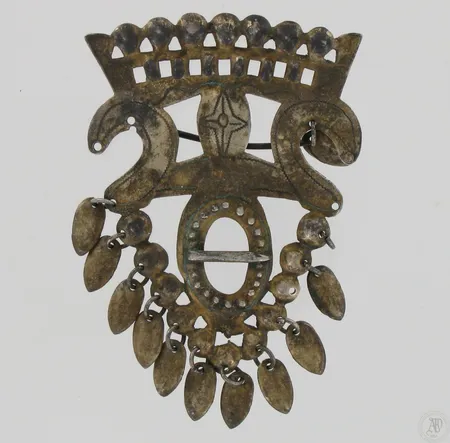 Viallinen rintakoru, korkeus 80mm, kaiverrus 1925, vuodelta 1924, 813, paino 14,6g Paino: 14,6 g