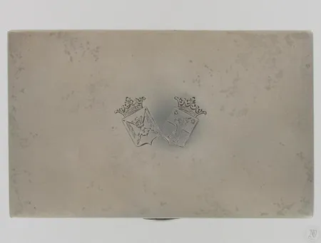 Hopearasia, kaiverruksena Varsinais-Suomen ja Satakunnan maakuntien vaakunat, mitat 50x90x145mm, 813br, paino 420,4g Paino: 420,4 g