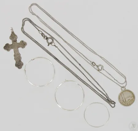 Viallisia koruja, 813-830, paino 6,8g Paino: 6,8 g