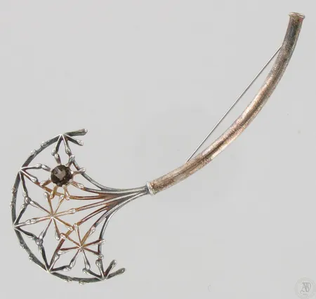 Savukvartsi-rintakoru Kalevala Koru, Naisen ääni, leveys 100mm, 925br, paino 11,8g Paino: 11,8 g