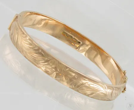 Kuvioitu rannerengas, kaiverrettu, varmuuslenkki löystynyt, Ø 59mm, 585br, paino 15,7g. Paino: 15,7 g