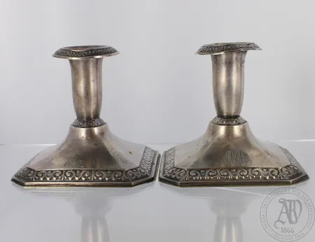 Kynttilänjalat, kaiverrettu, käytön jälkiä, korkeus 75mm, 813br, paino 190,5g Paino: 190,5 g