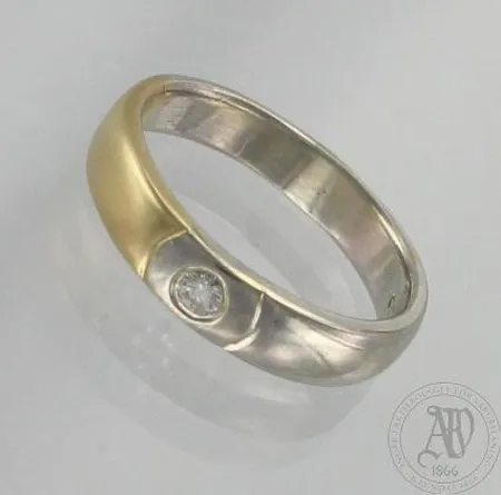 Timanttisormus 1xn0.09ct, käytön jälkiä, koko 17, 585 kelta- ja valkokulta, paino 4,8g Paino: 4,8 g