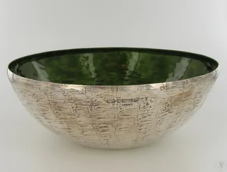 Emaloitu hopeakulho, Design Eva Hidström, Kultakeskus, vuodelta 1972, korkeus 8cm, leveys 21,5cm, 925br, paino 525,4g. Kuin uusi. Paino: 525,4 g