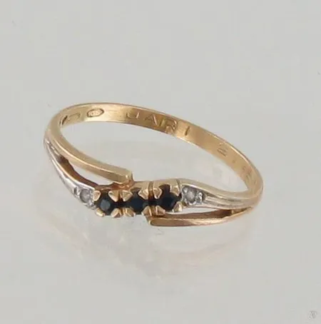 Sinisafiirisormus timanteilla 2xn.0.005ct, koko 18, kaiverrettu, 585br, paino 1,8g Paino: 1,8 g