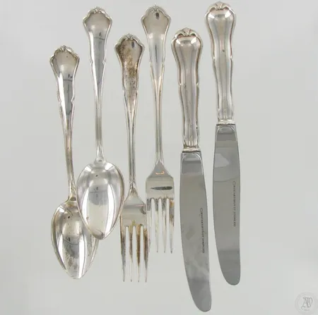 Kaksi ruokalusikkaa, kaksi haarukkaa ja kaksi veistä, Chippendale, pituus 170mm, 180mm ja 207mm, 830 ja 830br, paino 147,2g ja 110g Paino: 257,2 g