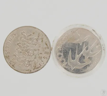Kaksi juhlarahaa Eesti 100 Krooni, vuodelta 1992, paino 48,0g Paino: 48   g